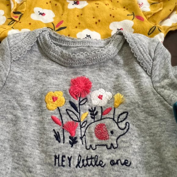 Newborn bundle - pajamas, long sleeved onesies, short sleeved onesie - Picture 5 of 5